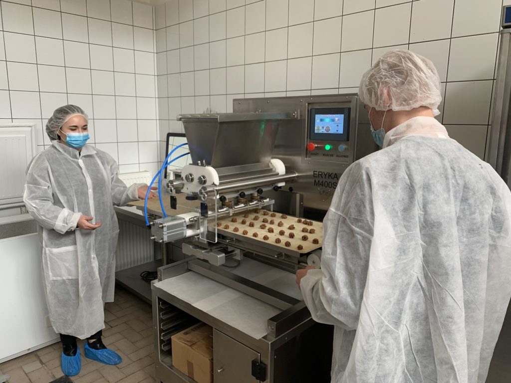 les-2nd-pro-labo-sont-alles-visiter-la-biscuiterie-la-pouzzolane-a-st-paul-de-tartas