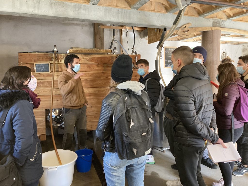 les-eleves-de-term-bac-pro-labo-partent-a-la-decouverte-de-la-fabrication-de-la-biere-artisanale