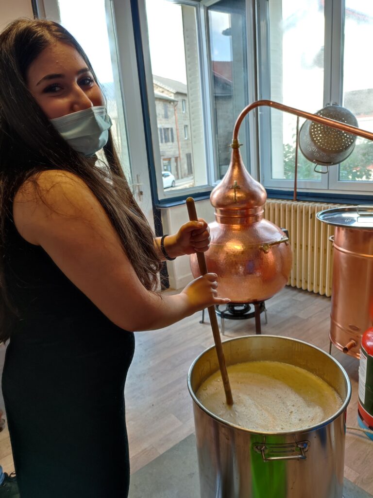 les-eleves-de-seconde-pro-labo-a-la-distillerie
