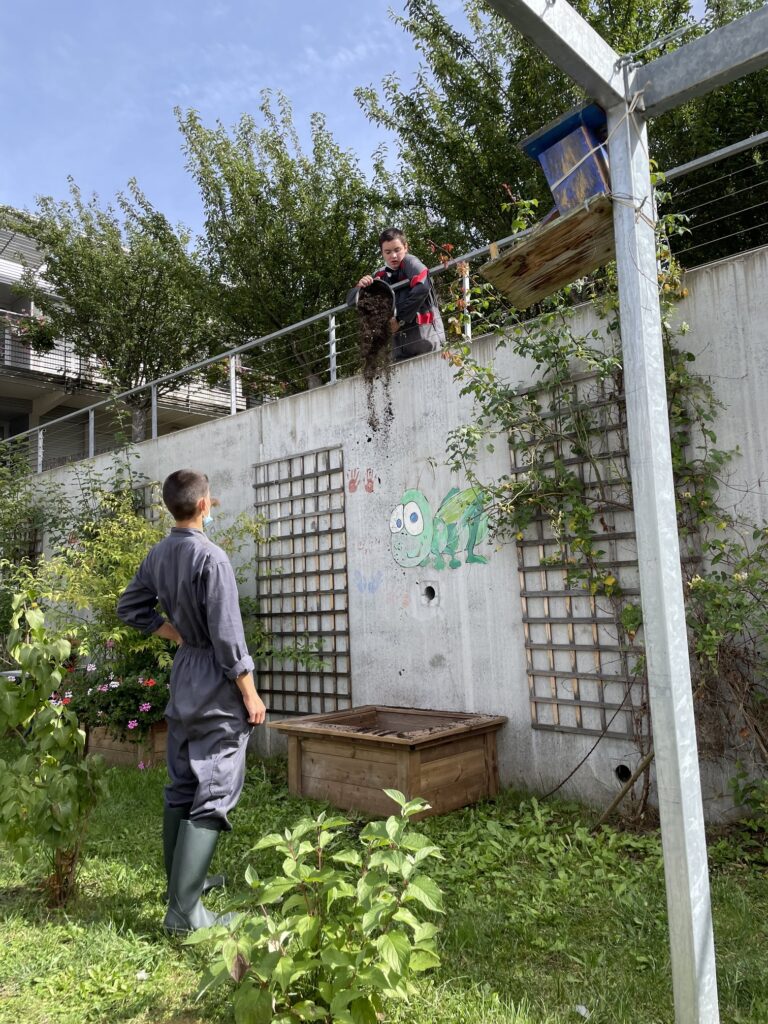 les-eleves-de-3eme-fabriquent-des-bacs-a-fleurs-pour-lehpad-de-guitard