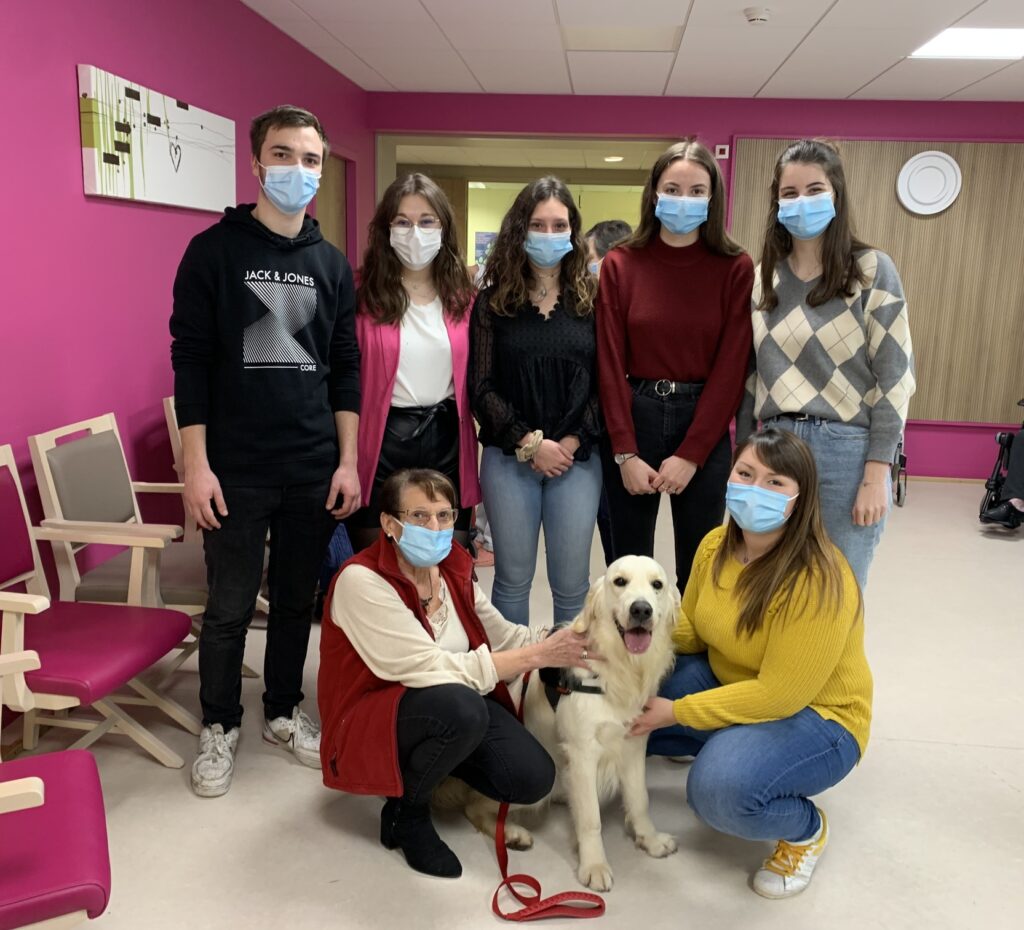 un-coup-de-patte-a-lehpad-de-la-mediation-animale-au-foyer-saint-dominique-un-projet-porte-par-des-bts-gemeau