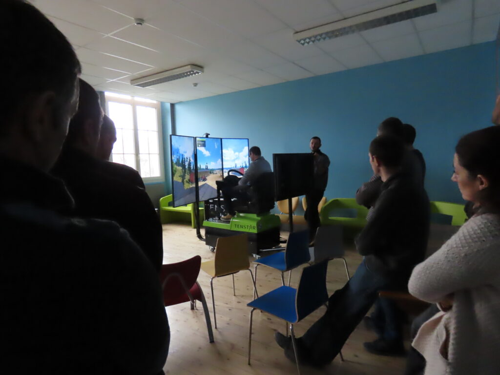les-maitres-dapprentissage-testent-le-simulateur-de-conduite