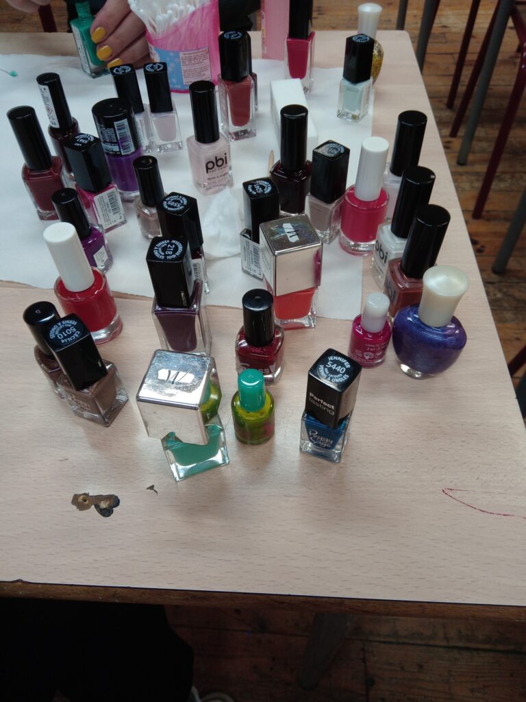 seance-manucure-pour-les-filles-de-linternat