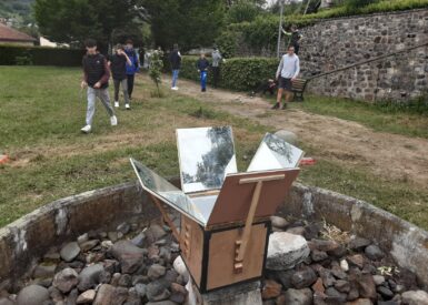 semaine-du-developpement-durable-a-vals-pres-le-puy-les-3ea-font-une-demonstration-de-leurs-fours-solaires
